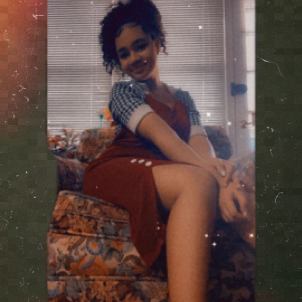 Meet your Posher, Julissa (Please Read)